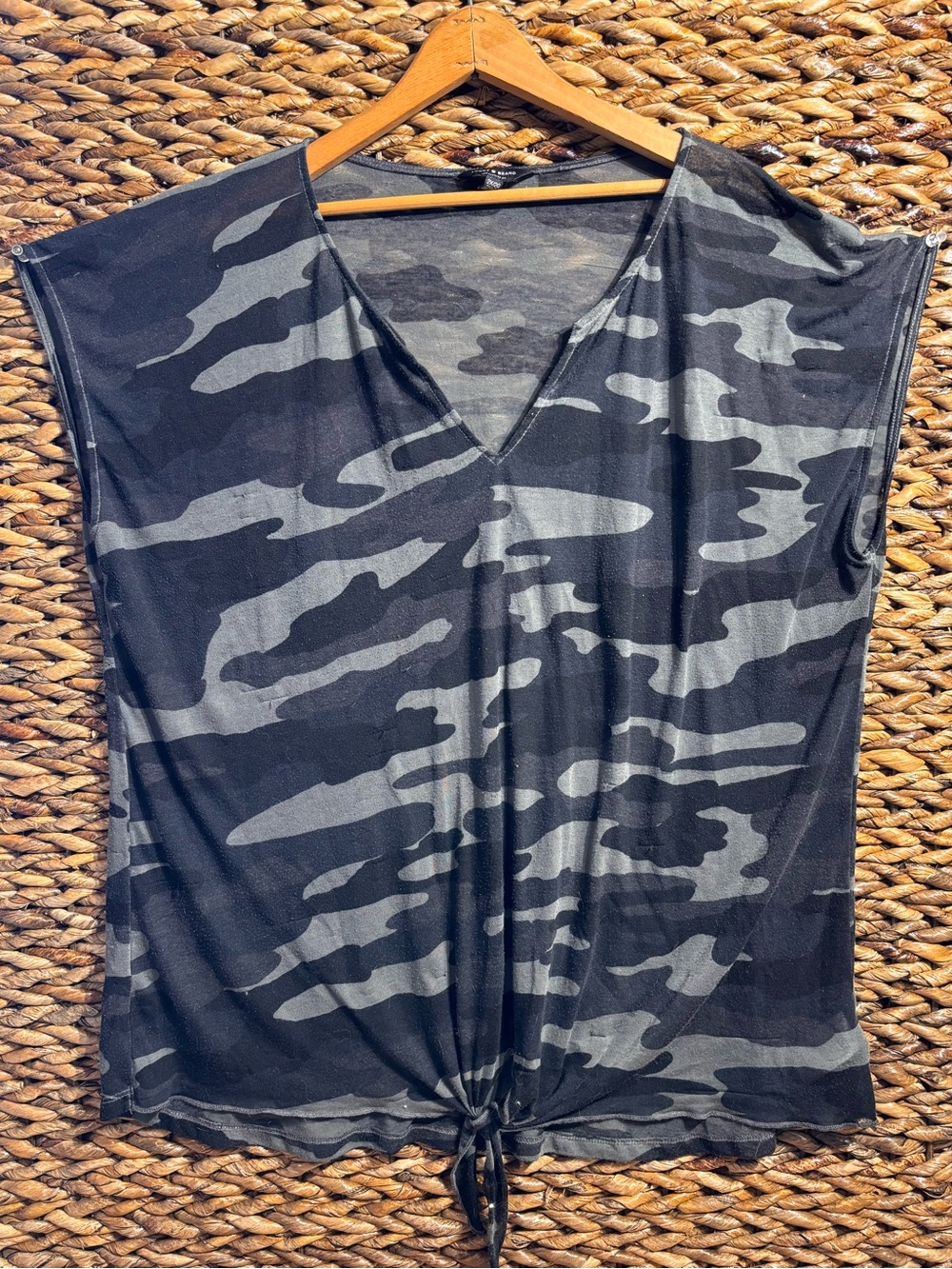 Lucky Brand Black & Gray Camo V-Neck Tie-Hem Tank